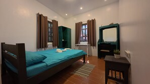 Schreibtisch, laptopgeeigneter Arbeitsplatz, kostenloses WLAN