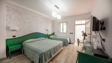 Habitación triple Confort, patio | Minibar, caja fuerte, escritorio y cunas (de pago)