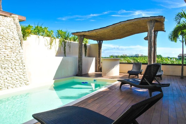 Una piscina al aire libre, tumbonas