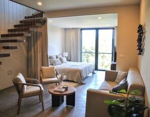 Leilighet – signature, 1 soverom, ikke-røyk, privat bad | Oppholdsområde | En 55-tommers TV med digitale kanaler