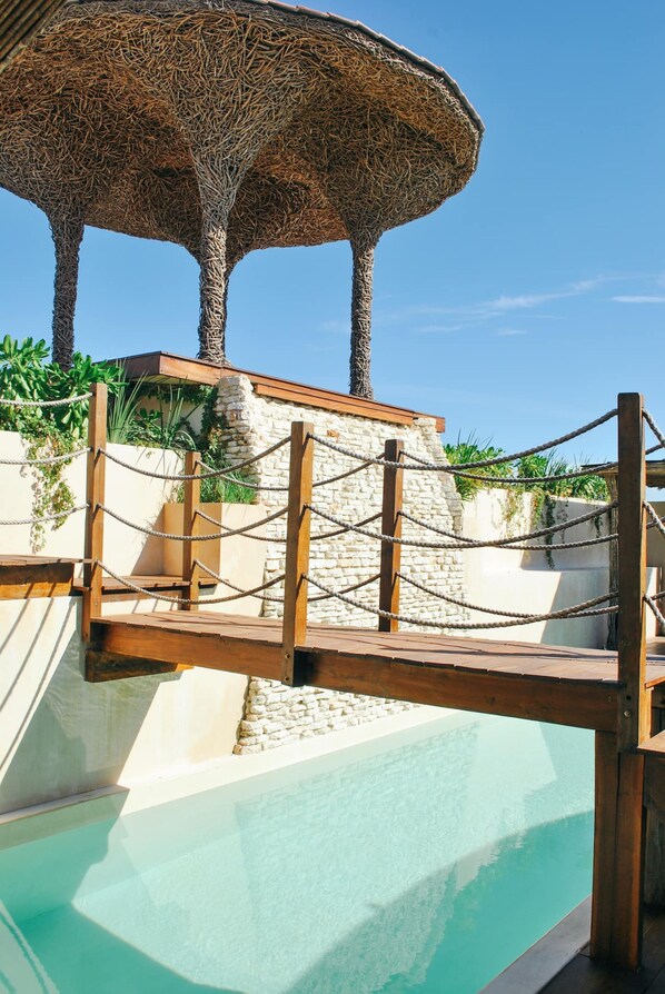 Utendørsbasseng og solsenger