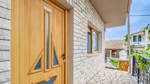 A stone-walled building with a wooden door and a stone-paved entrance. - Zante Apt in Gaios With 1 Bedrooms and 1 Bathrooms (Paxos)