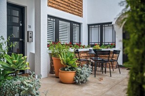 Outdoor dining - Brilliant 2BRM, Fully Renovated Art Deco Classic (Port Phillip)