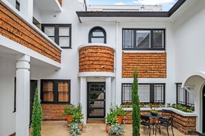 Outdoor dining - Brilliant 2BRM, Fully Renovated Art Deco Classic (Port Phillip)