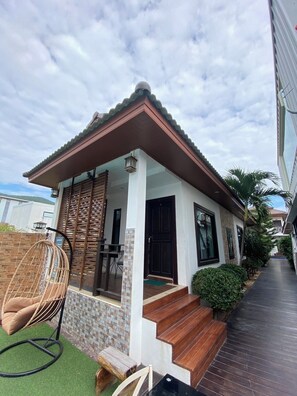 Standard Bungalow, Garden View | Living area - Virawan pool resort kohlarn (Koh Lan)