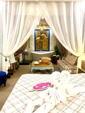 Suite Classique, vue jardin | Bureau, Wi-Fi gratuit