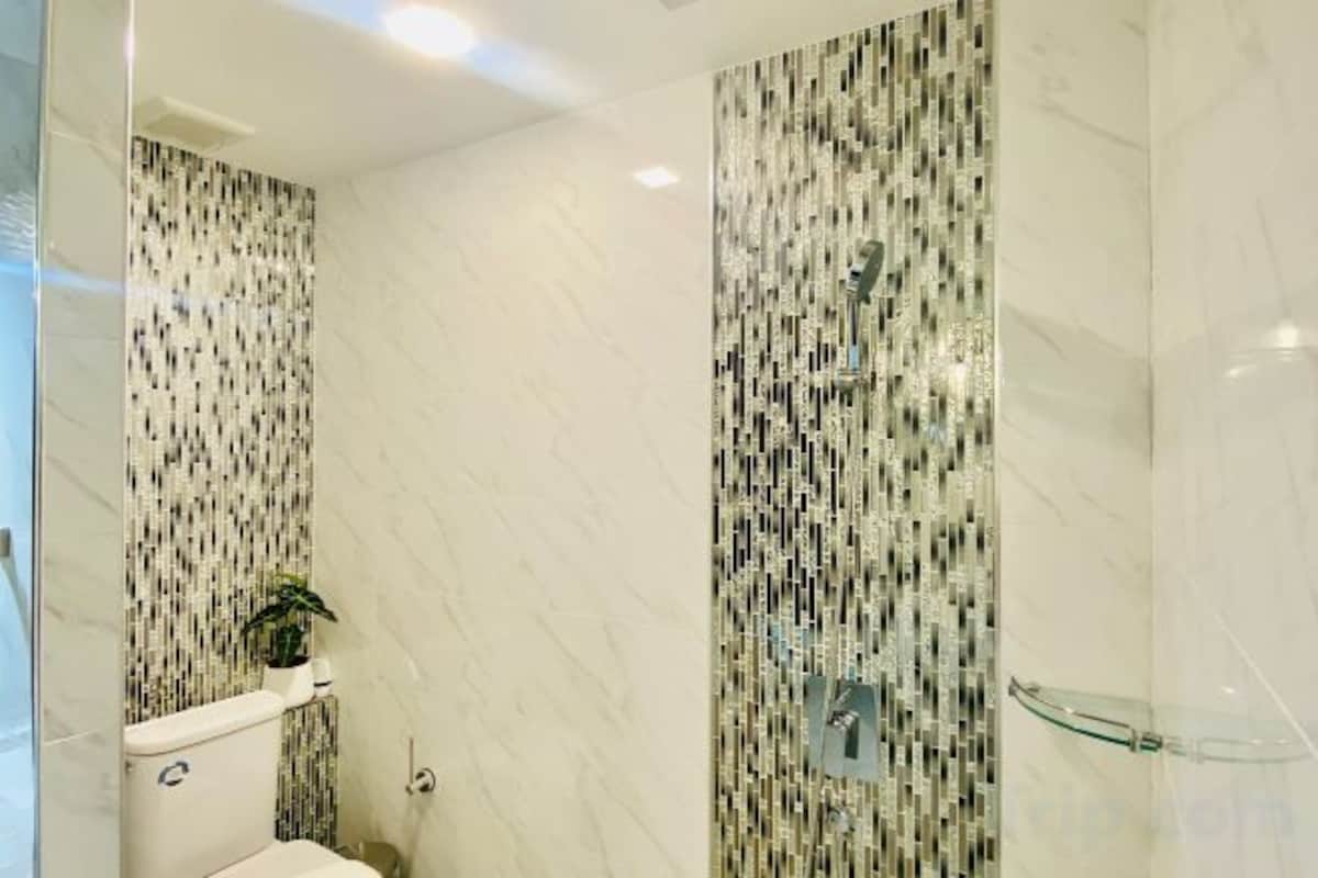 Salle de bain | Baignoire et douche séparées, articles de toilette (gratuits)