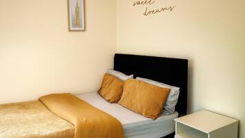 1 bedroom, iron/ironing board, WiFi (free), bed sheets