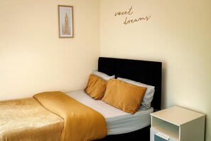 1 slaapkamer, een strijkplank/strijkijzer, gratis wifi, beddengoed