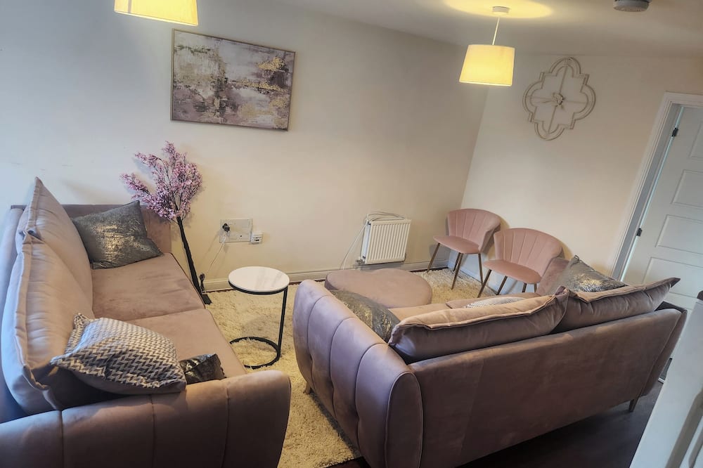 1 Bed - Sleeps 4 - Wolverhampton City Centre - Calf Heath