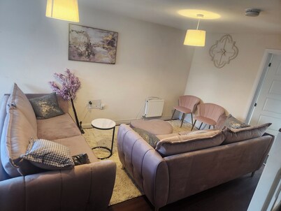 1 Bed - Sleeps 4 - Wolverhampton City Centre