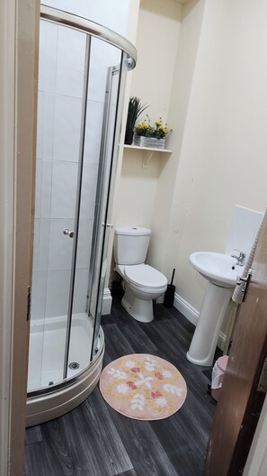 Apartment | Bathroom | Shower, free toiletries, hair dryer, towels