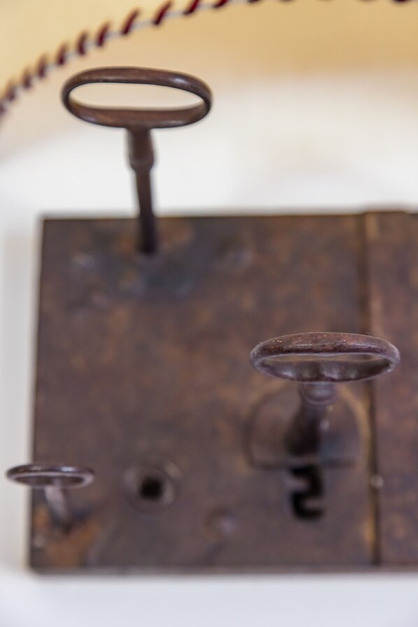 A close-up of a metal object with a circular ring and a smaller circular component, possibly a part of a mechanical device. - Rifugio Marley in Pescocostanzo (Pescocostanzo)