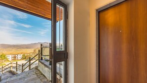 A wooden door with a view of a mountainous landscape through a glass door. - Rifugio Marley in Pescocostanzo (Pescocostanzo)