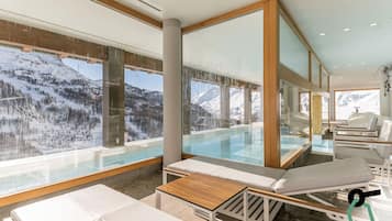 Innenpool, geöffnet von 10:00 Uhr bis 20:00 Uhr, Liegestühle