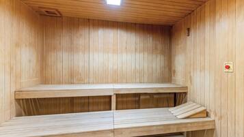 Eine Sauna mit Holzbänken und einer Deckenleuchte.
