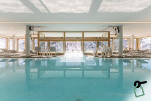 Innenpool, geöffnet von 10:00 Uhr bis 20:00 Uhr, Liegestühle