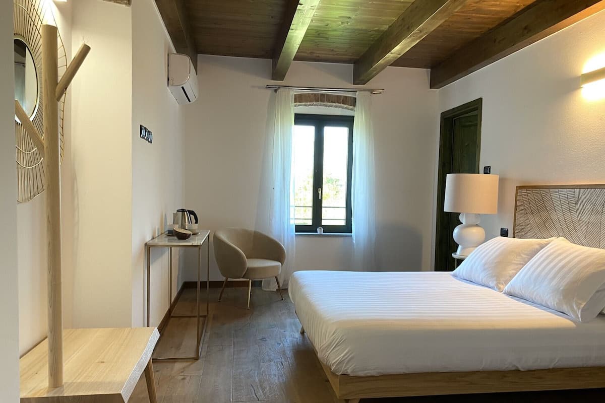 Deluxe tweepersoonskamer, privébadkamer, uitzicht op heuvels | Individueel gedecoreerd, individueel gemeubileerd, een bureau