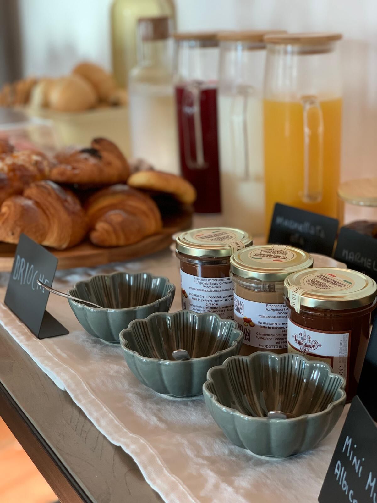 Et udstilling af kager, krukker med pålæg og et skilt, der angiver en kiosk.