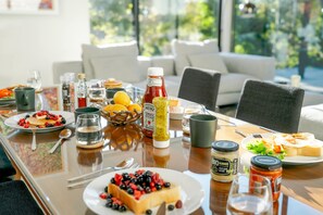 Luxury Villa, Multiple Bedrooms, Garden View | In-room dining - SUKH KARUIZAWA (Karuizawa)