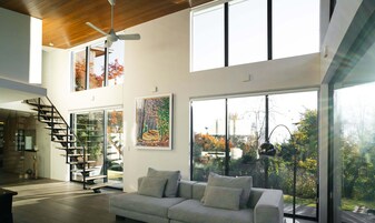 Villa de lujo, varias habitaciones, vistas al jardín | Zona de estar | Televisión de pantalla plana de 65 pulgadas con canales por cable