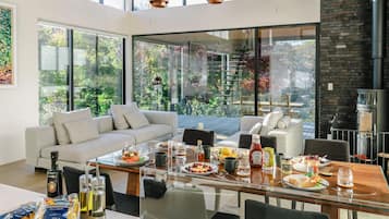 Luxury Villa, Multiple Bedrooms, Garden View | In-room dining