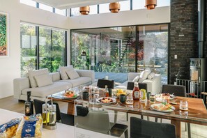 Villa luxueuse, plusieurs chambres, vue sur le jardin | Repas dans la chambre