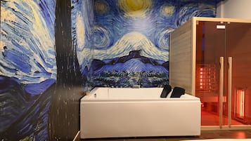 Suite monolocale, balcone, vista piscina | Biancheria da letto di alta qualità, materassi a doppio strato, minibar