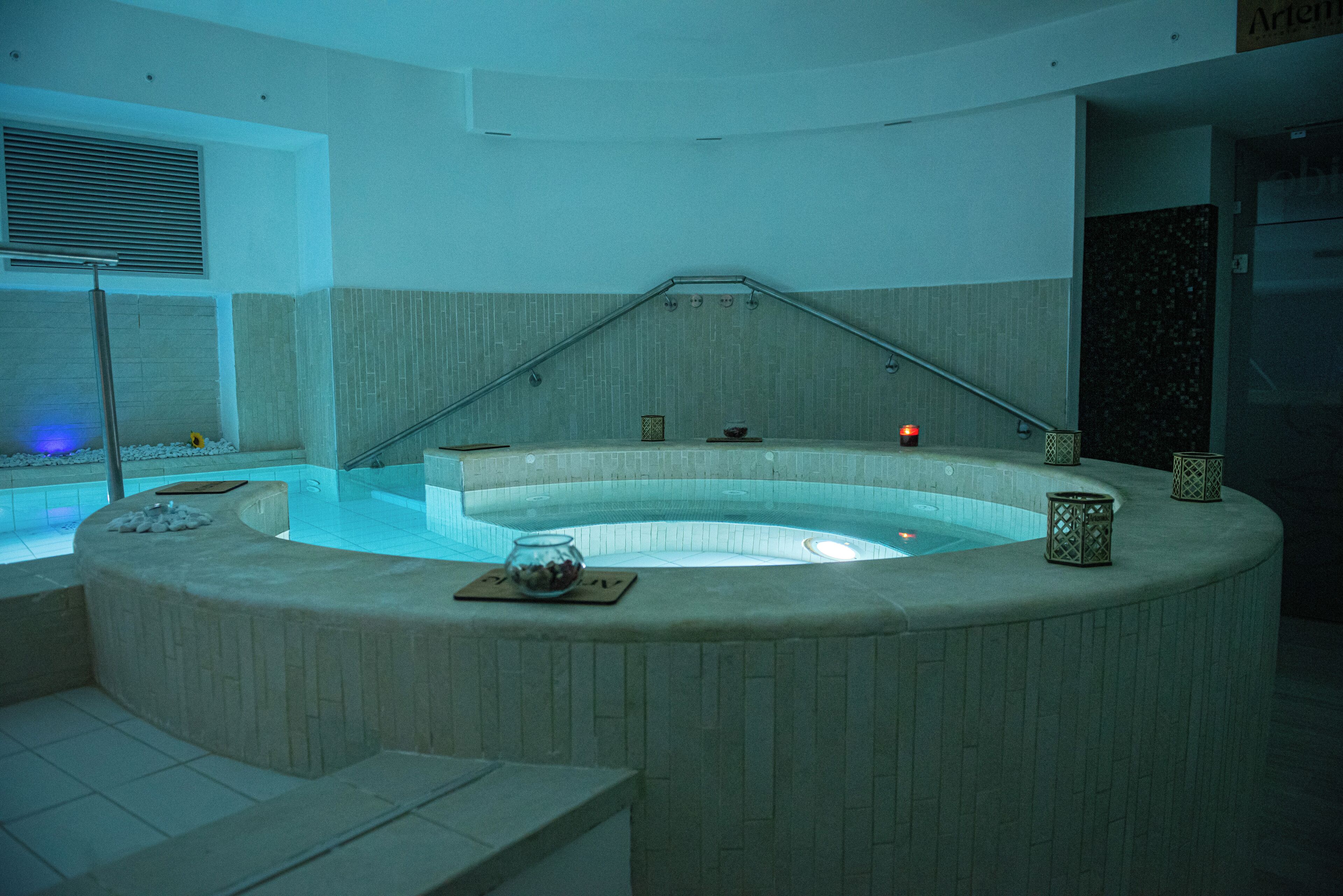 Indoor spa tub