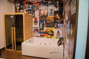 Studio Suite, ban công, quang cảnh hồ bơi | Bộ đồ giường cao cấp, nệm có lớp đệm bông, minibar, bàn