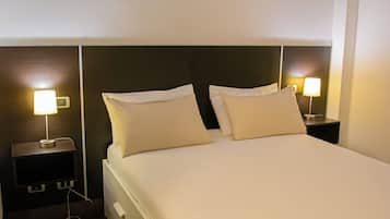 Habitación económica doble | Ropa de cama de alta calidad, colchones con acolchado adicional, minibar