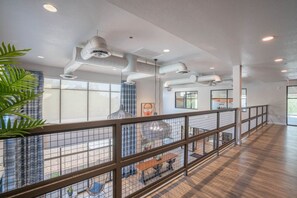 Interior - Group-Friendly Apt with Pool,Gym,Parking,WD,Balcon (Tempe)