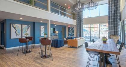 Group-Friendly Apt | Pool,Gym,Parking,W/D,Balcony