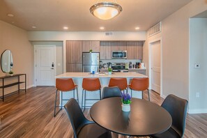 Dining - Prime Location with Balcony, Pool, Gym, WD, Parkin (Tempe)