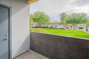 Property grounds - Prime Location with Balcony, Pool, Gym, WD, Parkin (Tempe)