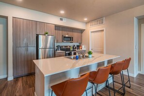 Private kitchen - Prime Location with Balcony, Pool, Gym, WD, Parkin (Tempe)