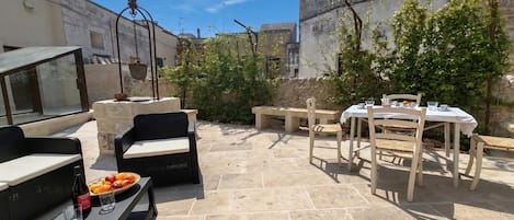 บ้านพักสำหรับครอบครัว, 2 ห้องนอน, 2 ห้องน้ำ (Corte San Giorgio Apartments with A/C) | รับประทานอาหารกลางแจ้ง