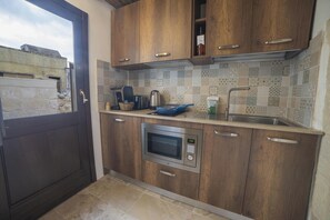 Réfrigérateur, micro-ondes, plaque de cuisson, cafetière/bouilloire