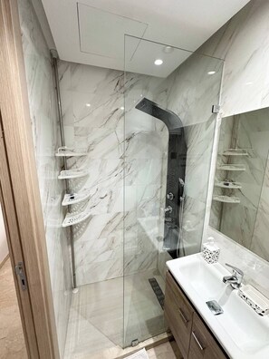 Een haardroger, handdoeken, zeep, toiletpapier