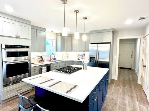 Spacious 3 bedroom hom in charming Marble Falls with WiFi, AC