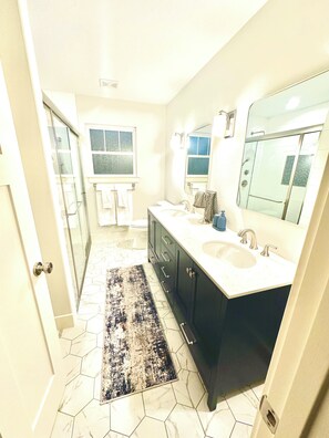 Shower, hair dryer, towels, soap - Spacious 3 bedroom hom in charming Marble Falls with WiFi, AC (Marble Falls)