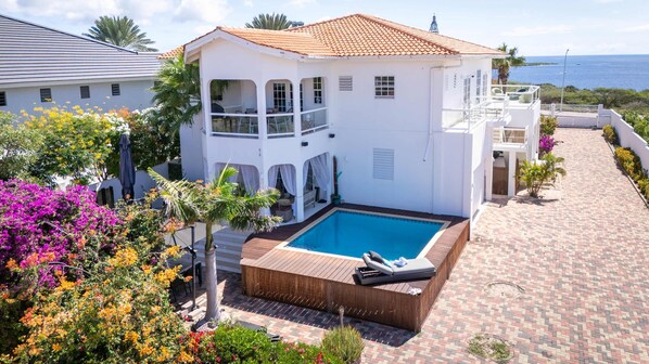 2 عدّة غرف نوم وخدمة الإنترنت