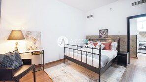 Apartemen Deluks, balkon, pemandangan halaman | 1 kamar tidur, setrika/meja setrika, dan Wi-Fi gratis
