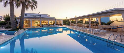 Piscine extérieure (ouverte en saison), parasols de plage