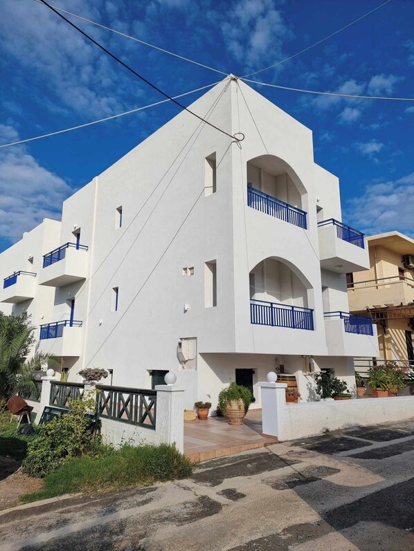 A white building with balconies and a clear sky. - Ilios Suites (Hersonissos)
