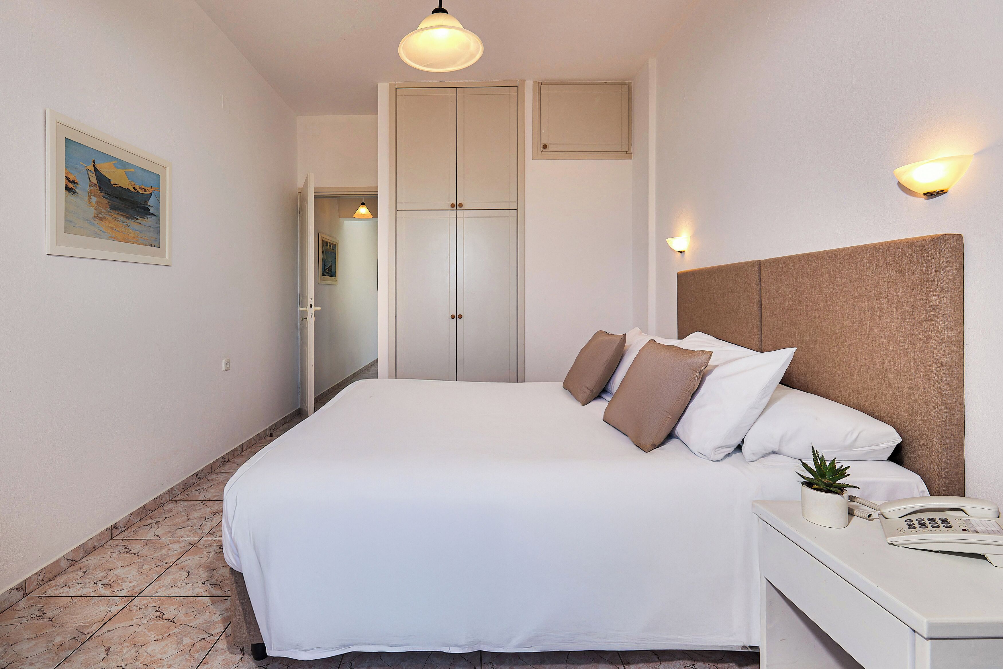 1 bedroom, in-room safe, desk, cribs (free)