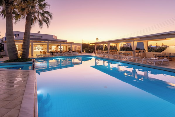 Piscina a l'aire lliure de temporada (horari: 08:00-20:00) i para-sols