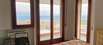 Comfortable and spacious penthouse with terrace overlooking the sea in the historic center 