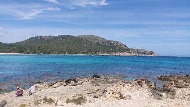 A coastal landscape with rocky terrain and a clear view of the sea. - YourHouse Villa Magdalena (Cala Ratjada)