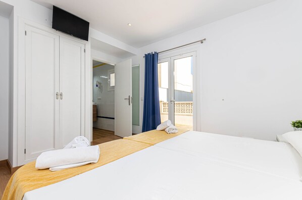 6 chambres, coffres-forts dans les chambres, fer et planche à repasser